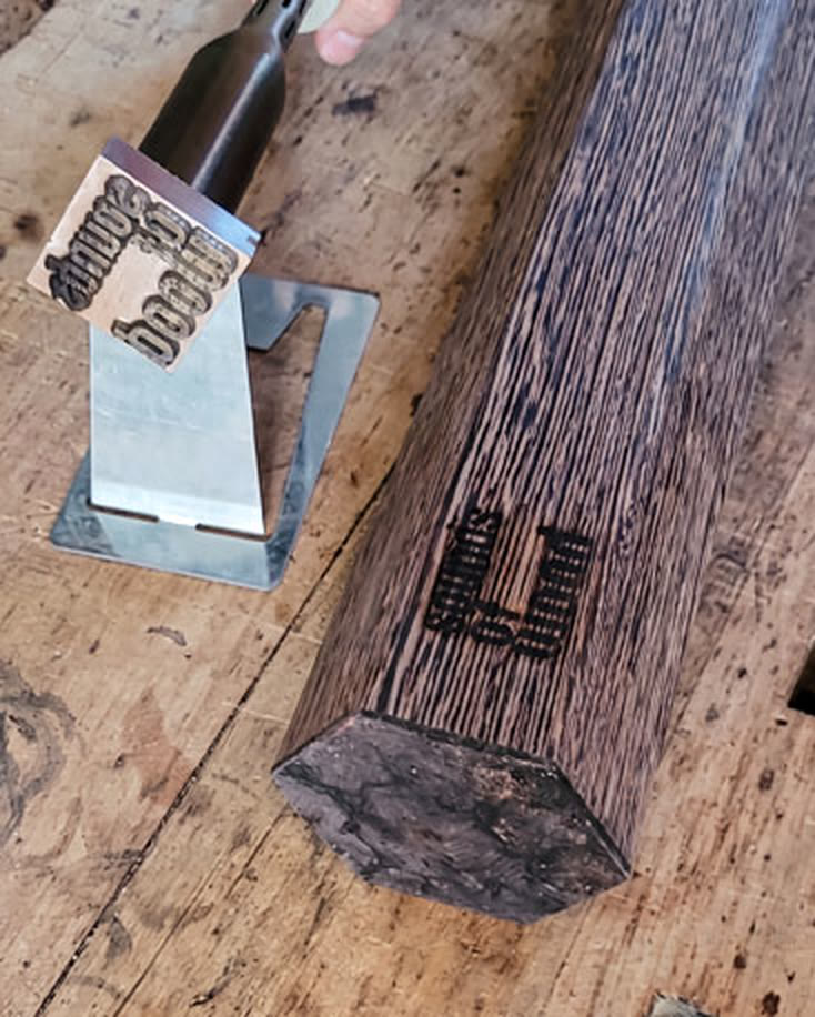 Wypalanie logo Sounds of Wood na sześciokątnej kolumnie w pracowni